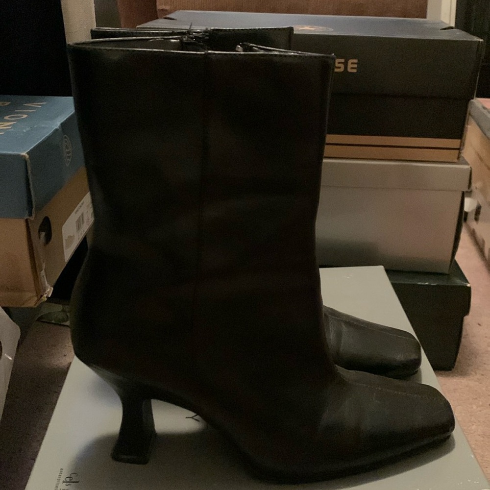 Black heeled boots
